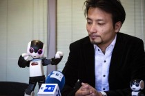 夏普新发布了一款让人摸不着头脑的机器人 哦不!是手机