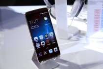 中兴发布商务旗舰手机AXON天机7 反思与转型齐头并进