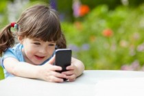 中国儿童手机消费接近零花钱的45% 世界儿童获得首部手机平均年龄为10.3岁