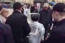 俄罗斯警方在街头逮捕了一个机器人