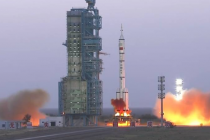 神州十一号今晨7:30顺利发射 两名宇航员送入太空