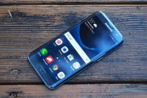 三星 Galaxy S7 Edge 的四曲面 AMOLED 柔性屏荣获“年度最佳显示屏”