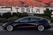 特斯拉CEO马斯克推文表示:第一辆量产Model 3已经下线