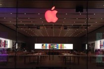 12月1日未来一周全球400家苹果零售店，苹果logo变成红色苹果