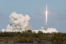 SpaceX猎鹰重型火箭搭载特斯拉跑车，首次发射成功
