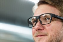 英特尔推出外貌同普通眼镜一样的智能眼镜Vaunt