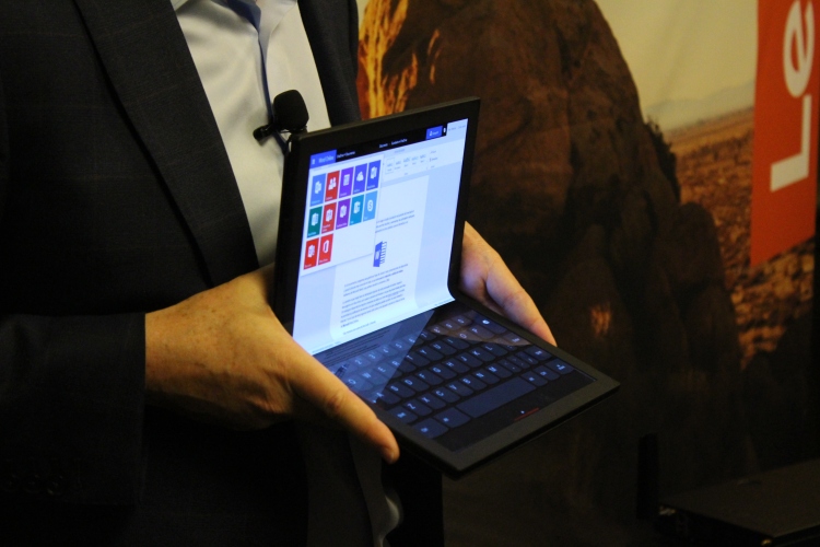 外媒报道联想展示世界上第一台thinkpad可折叠个人电脑的原型机